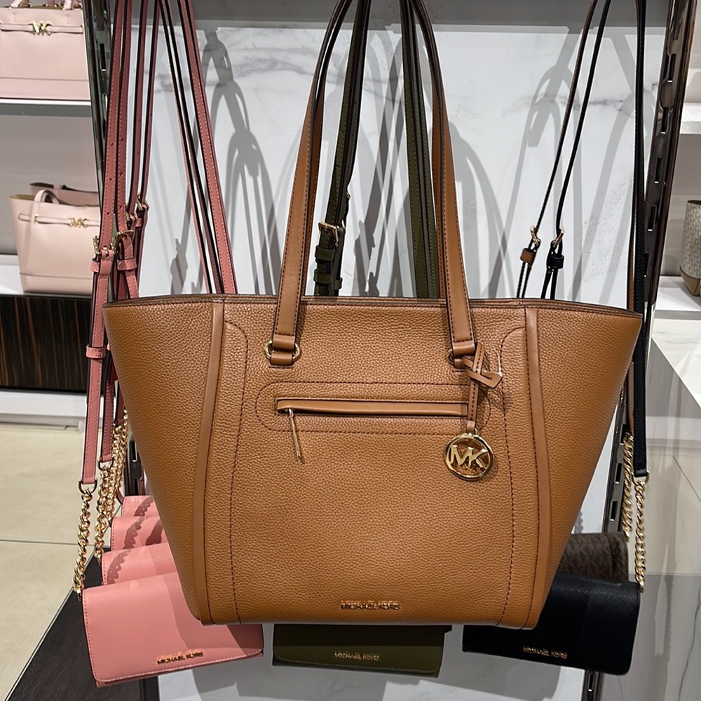 MICHAEL KORS CARINE LARGE FRONT ZIP POCKET SHOULDER TOTE BAG PURSE
NWT
LUGGAGE - Picture 4 of 16